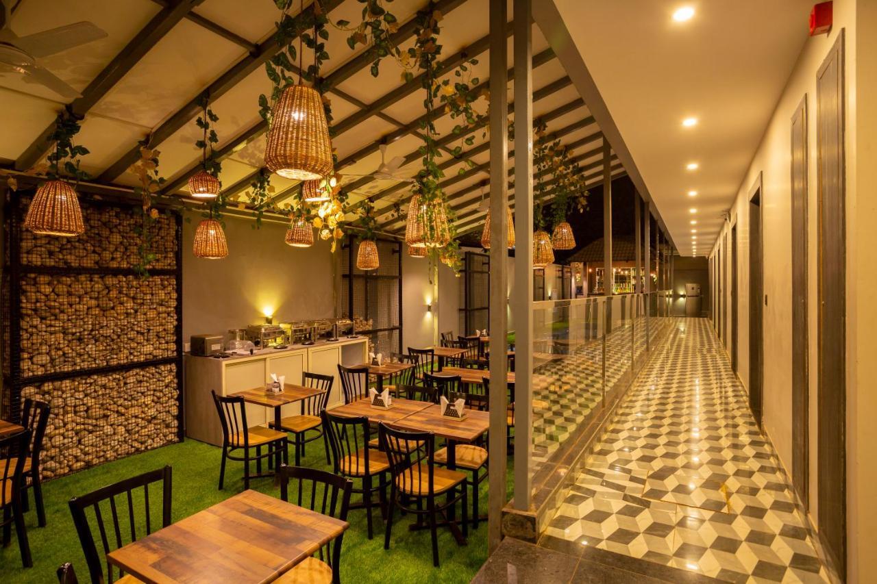 The Porto By Lagom Vagator Goa Near Ozran Beach 안주나 외부 사진